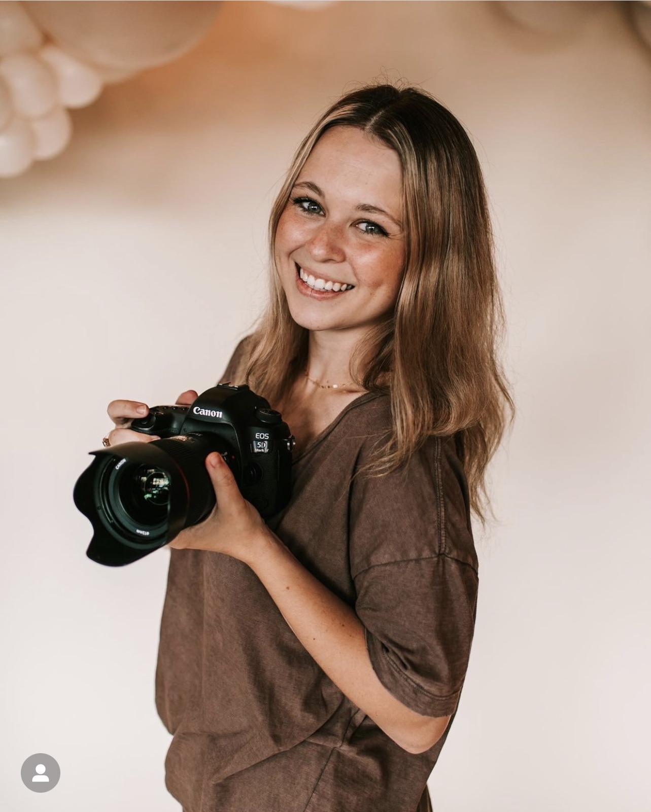 Missouri Wedding Photographer Bailey Morris holding a camera